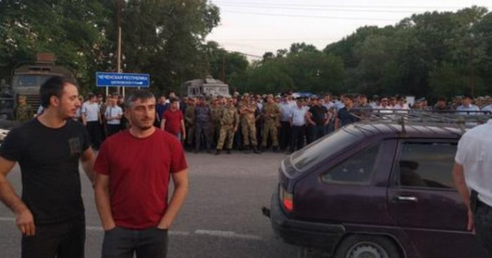 Жители Кизляра вышли на сход против чеченских указателей
